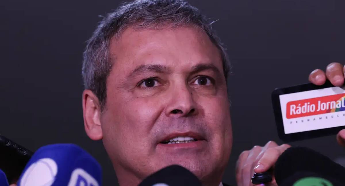 Líder do PT critica como "escandalosa" votação do PL que reduz penas de golpistas