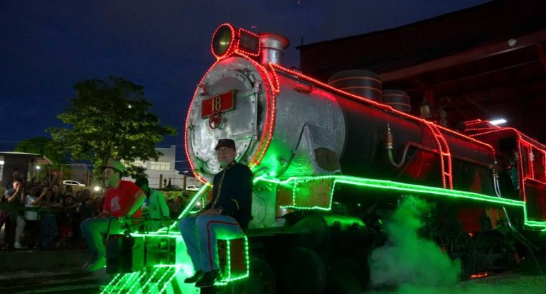 Locomotiva 18 recebe adorno de Natal e emociona visitantes na Madeira-Mamoré