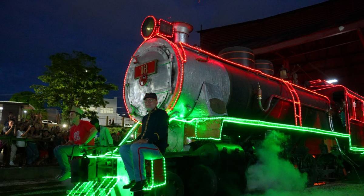 Locomotiva 18 recebe adorno de Natal e emociona visitantes na Madeira-Mamoré