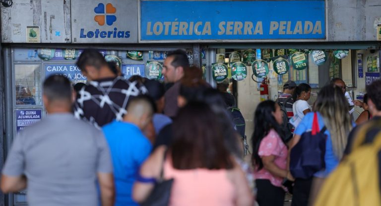 Lotéricas lotadas no dia do sorteio da Mega da Virada