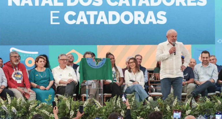 Lula anuncia investimento de R$ 143 milhões para catadores de recicláveis