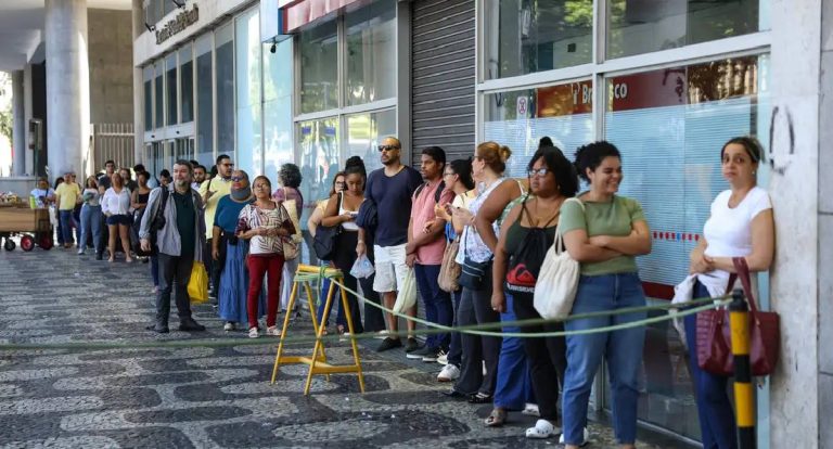 Mais de 42 mil candidatos fazem prova discursiva do CNU 2025 neste domingo