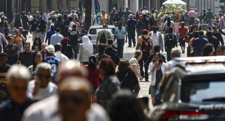 Mais de 8,6 milhões saem da pobreza e Brasil atinge menor nível desde 2012