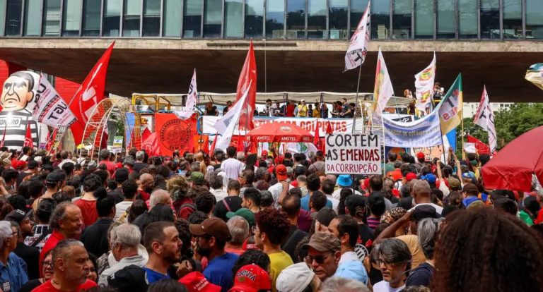 Manifestantes vão às ruas contra o PL da Dosimetria em várias capitais