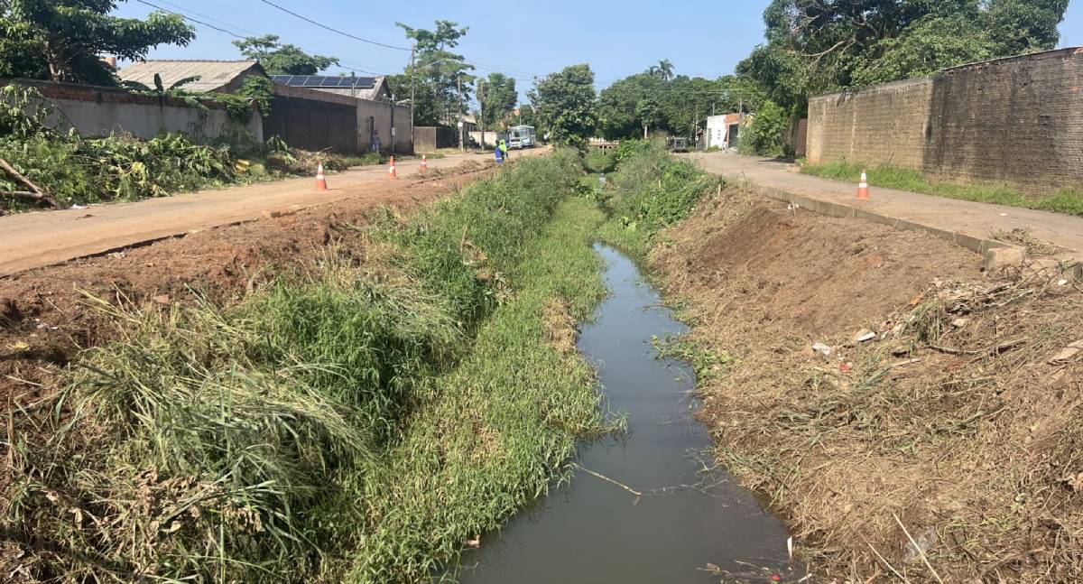 Manutenção no Lagoinha intensifica limpeza de canal e melhora drenagem em Porto Velho