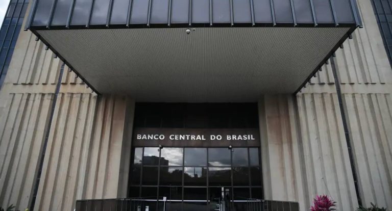 Mercado financeiro eleva projeção do PIB para 2,25% e inflação cai a 4,4% em 2025