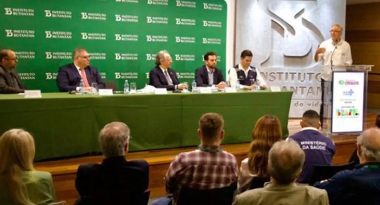 Ministro assina contrato para compra de vacina da dengue do Butantan