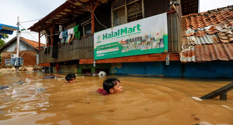 Mortes por enchentes em Sumatra passam de 900