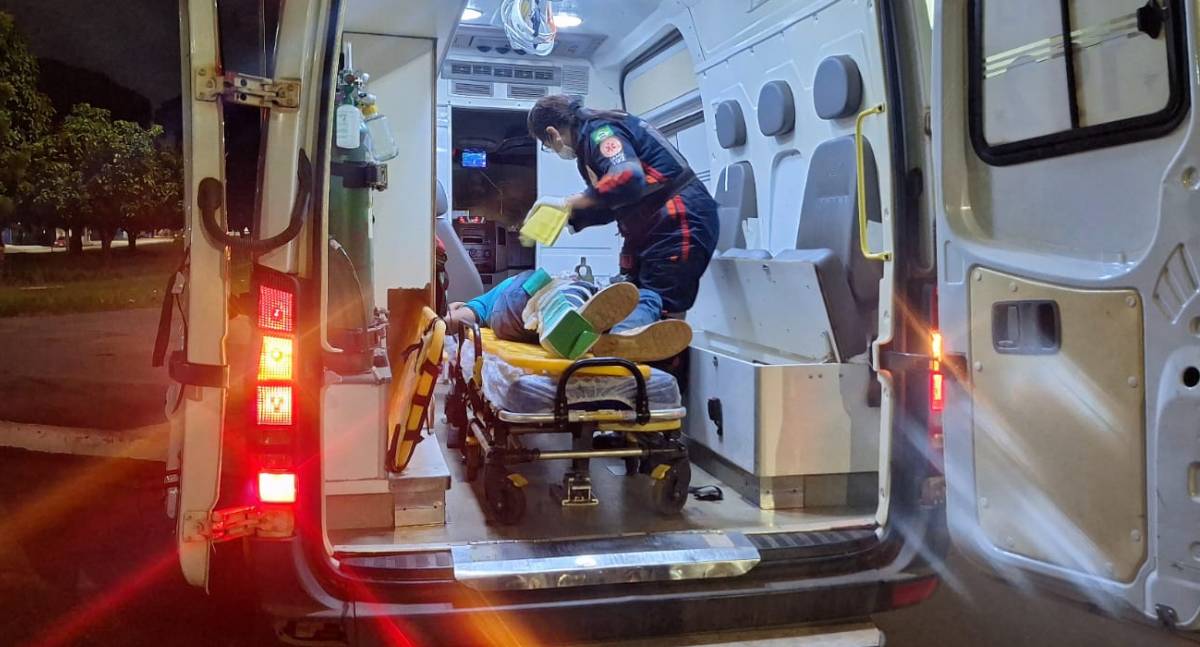 Moto app fratura a perna em acidente na Avenida Jorge Teixeira