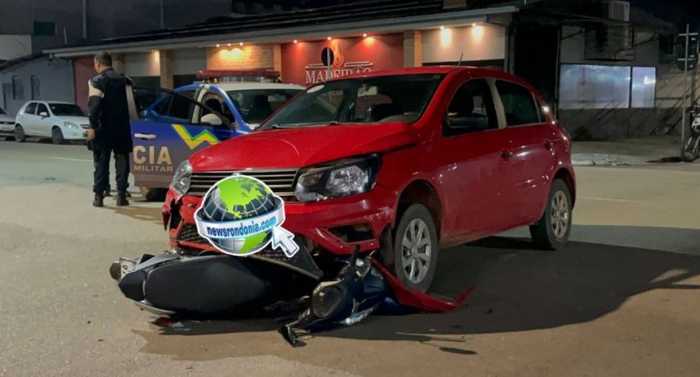 Moto de casal fica embaixo de carro em grave acidente no centro