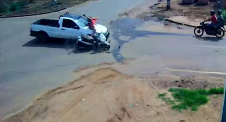 Motociclista fica gravemente ferida após ser atingida por Fiat Strada em RO