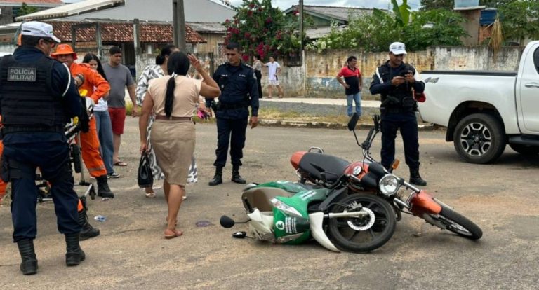 Motociclistas colidem em cruzamento e jovem fica ferida no setor 01