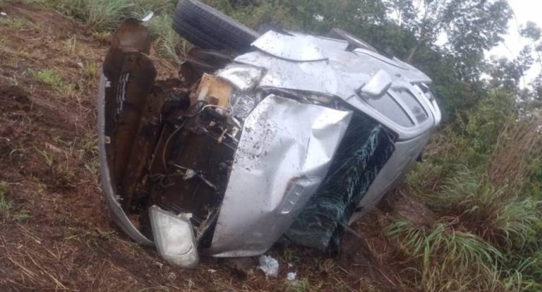 Motorista capota caminhonete com família na BR-364 após desviar de colisão