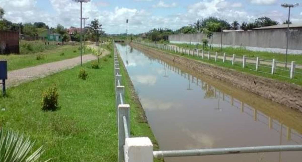 Mulher é espancada e jogada em canal pelo companheiro em RO