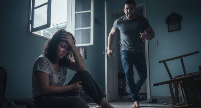 Mulher é espancada pelo marido após flagrar mensagens de traição