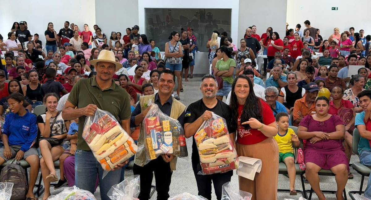 Nova Brasilândia entrega 300 cestas básicas com apoio de Cássio Gois