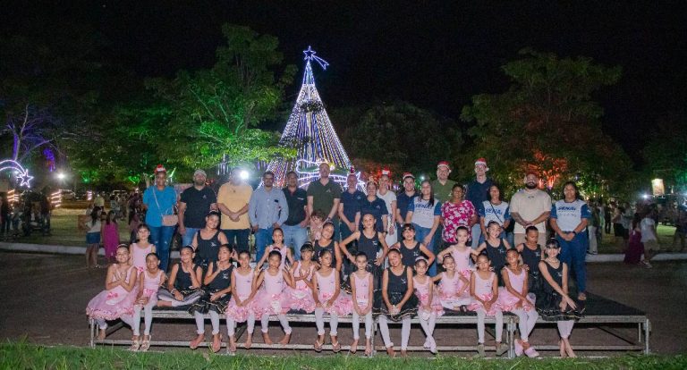 Nova Mutum Paraná celebra acendimento da Árvore de Natal com participação da comunidade