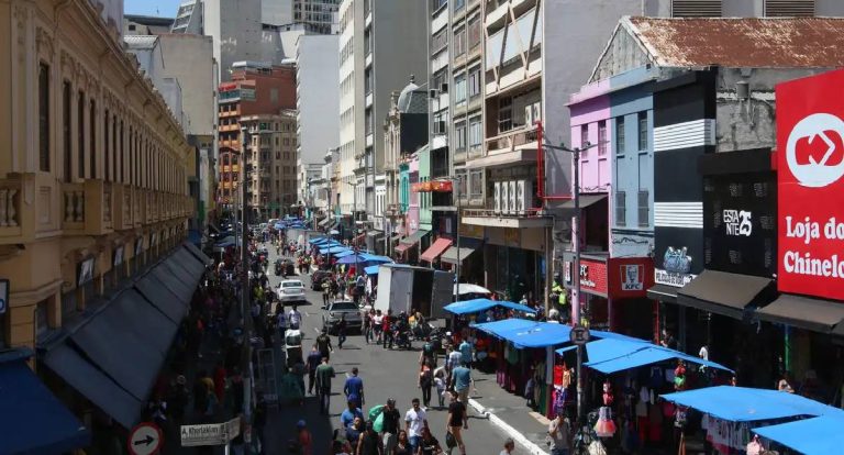 Novo salário mínimo de R$ 1.621 deve injetar R$ 81,7 bilhões na economia