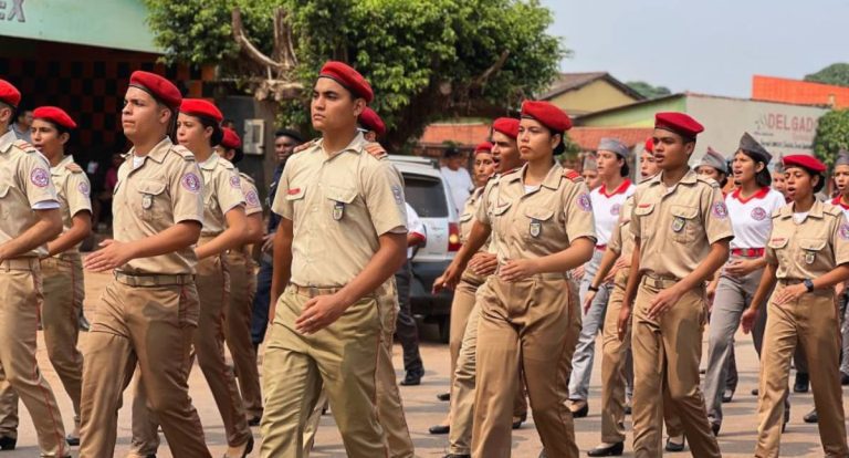 Novos uniformes chegam a alunos do Colégio Tiradentes em Rolim de Moura com recurso da Dra. Taíssa