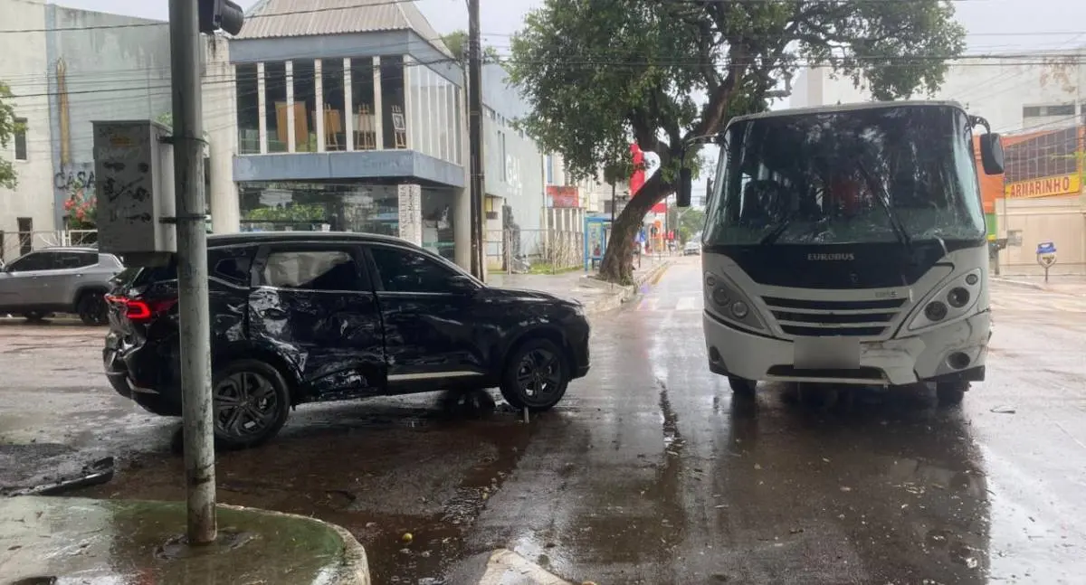 Ônibus com equipe de Guajará e carro Tiggo se envolvem em colisão em Porto Velho
