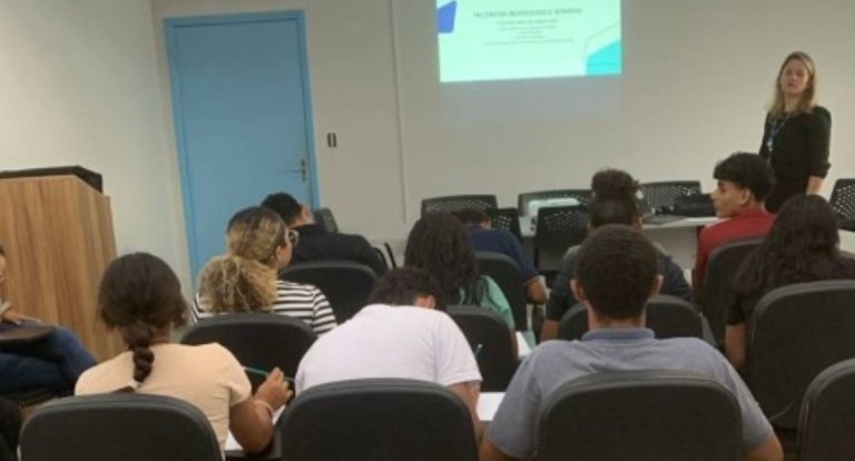 Palestra interativa aborda desafios da adolescência em ação conjunta da Prefeitura e IEL/RO