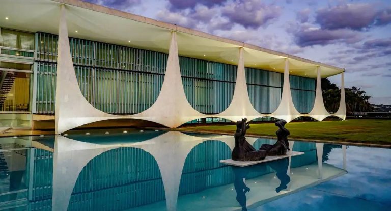 PF encontra documentos no Alvorada e pede depoimento de Bolsonaro