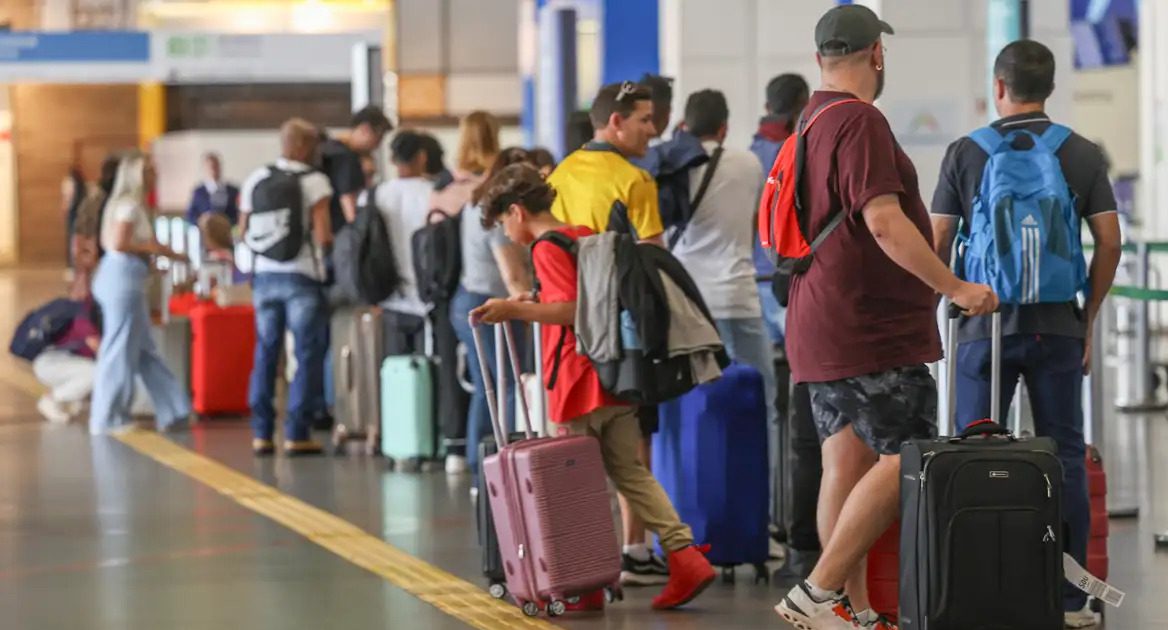 Pilotos e comissários podem entrar em greve a partir de janeiro