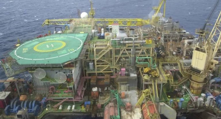 Plataforma P-40 da Petrobras segue paralisada após vazamento de gás