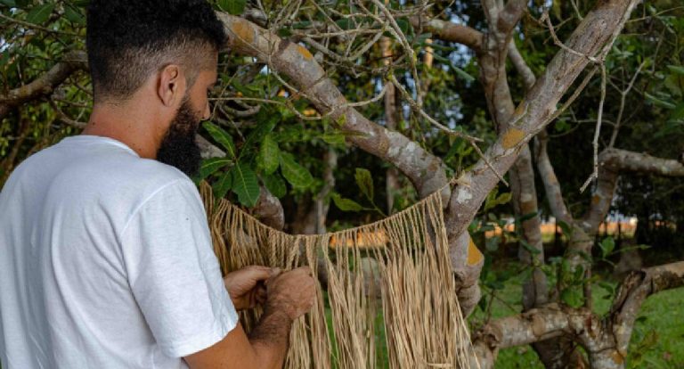 Pontão de Cultura Raízes Amazônicas promove oficina gratuita de artesanato com fibras vegetais em Vilhena