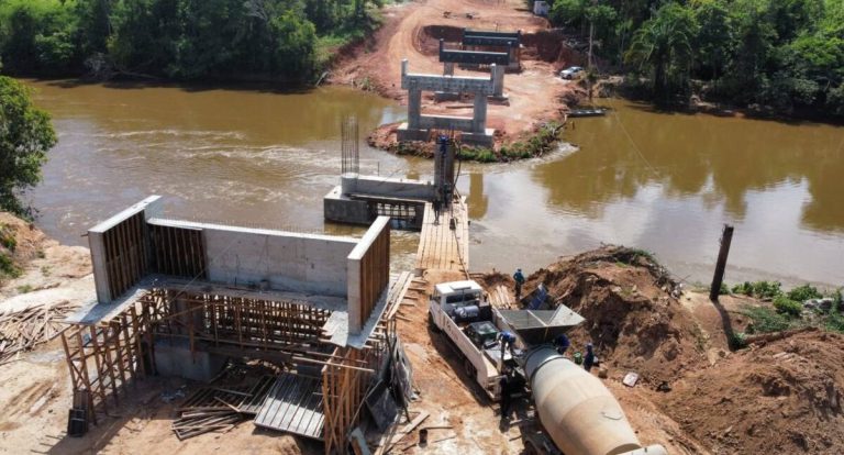 Ponte mista sobre o Rio Pimenta avança em Chupinguaia e reforça logística agrícola na RO-495