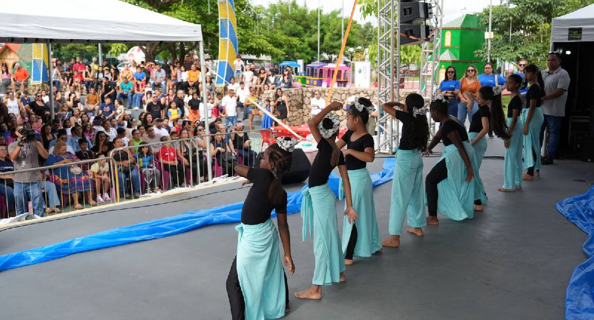 Prefeitura entrega bicicletas a alunos com melhor desempenho escolar