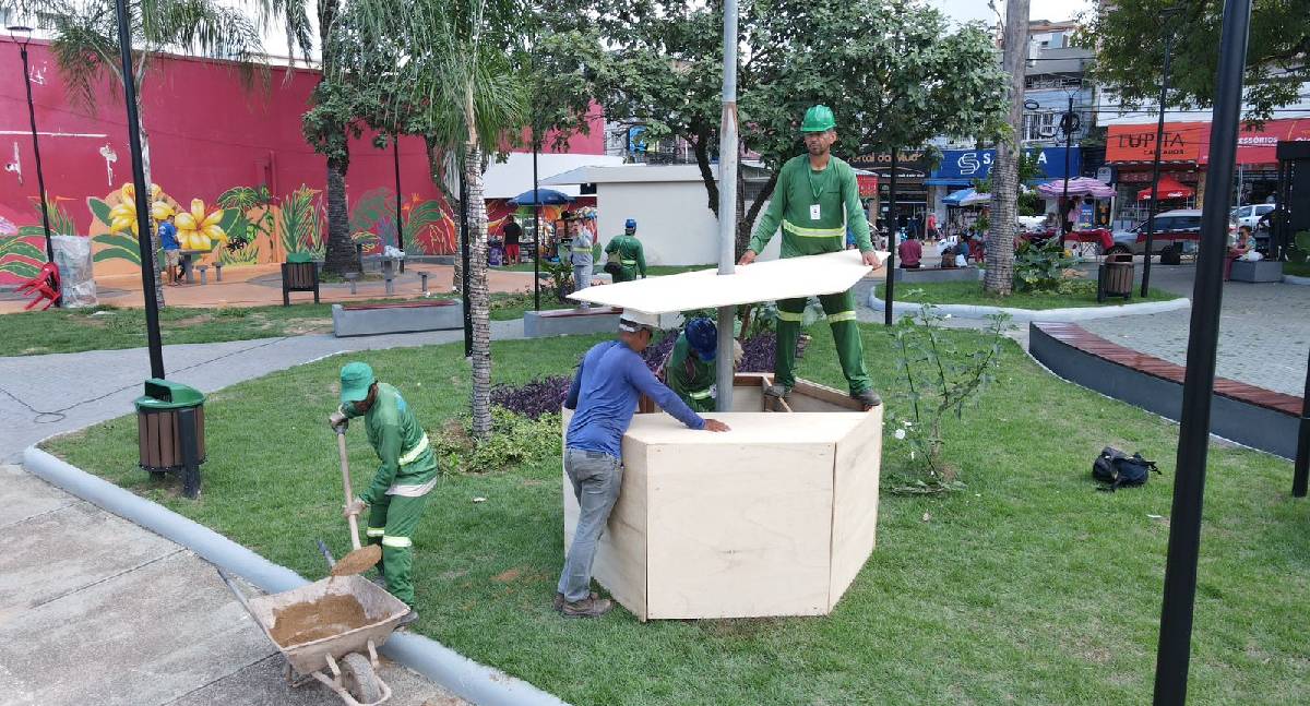 Prefeitura inicia decoração de Natal na Praça Jonathas Pedrosa