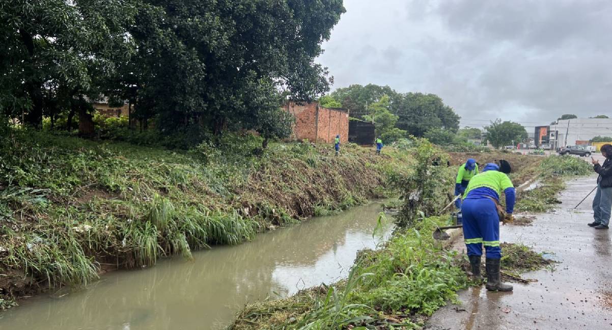 Prefeitura intensifica limpeza de canal na avenida Brasília