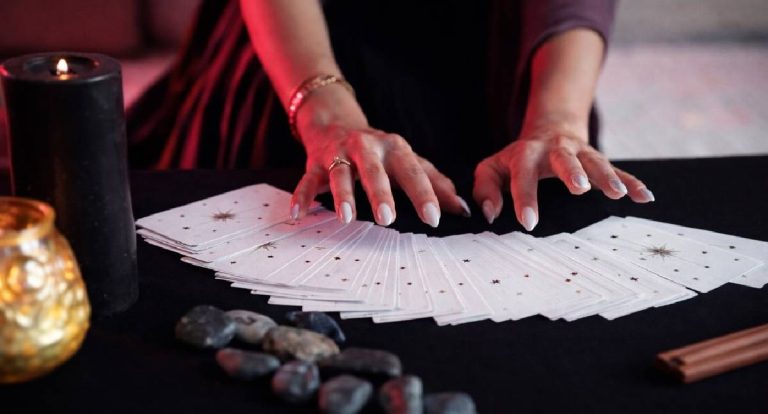 Previsões de fim de ano: o milagre anual dos videntes que sabem tudo (menos o óbvio)