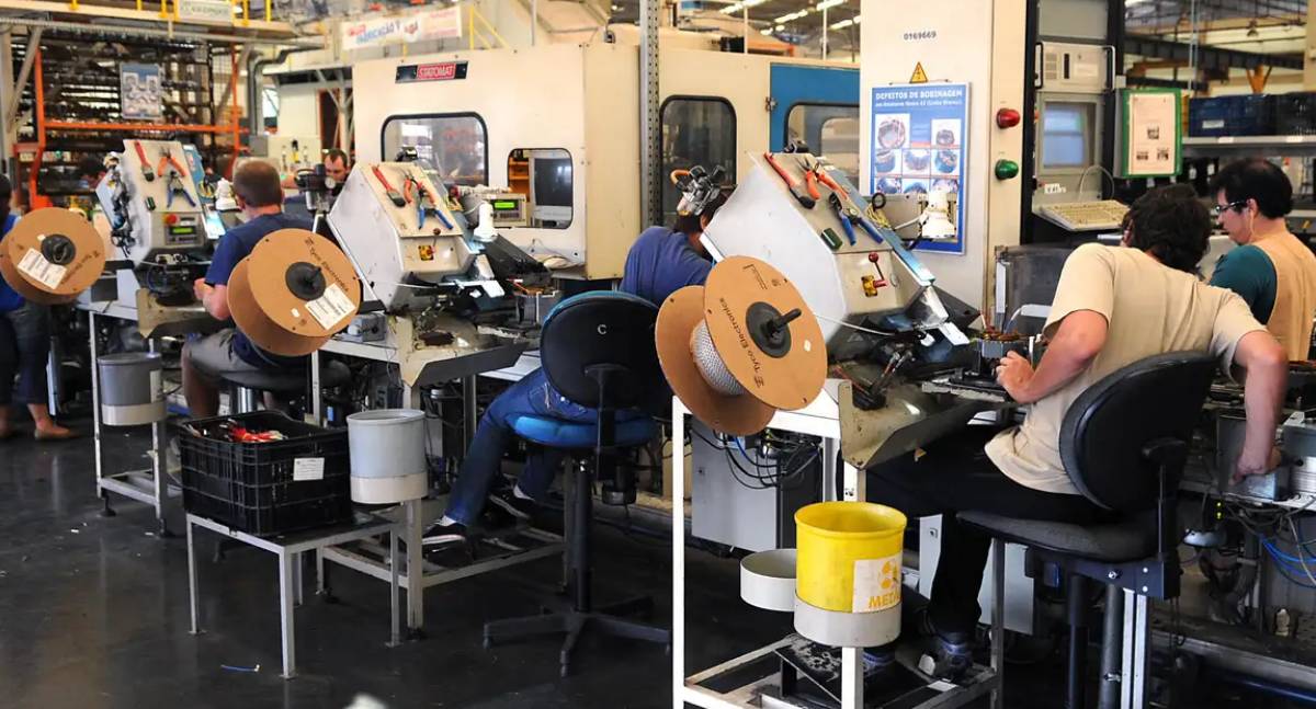 Produção industrial brasileira cresce 0,1% em outubro e reverte queda