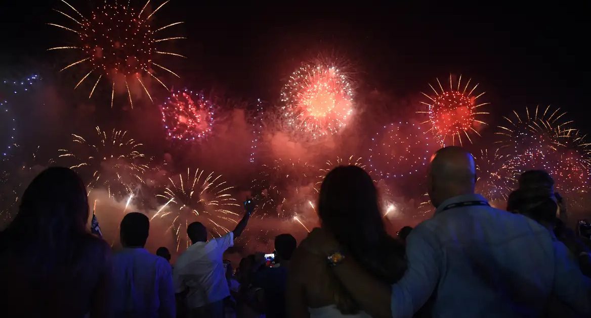 Queima de fogos pode provocar crises sensoriais em autistas, alertam especialistas