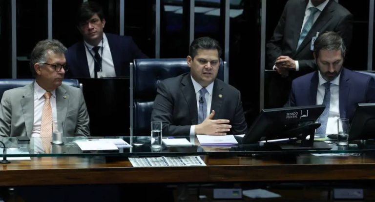 Reação a Gilmar Mendes leva Alcolumbre a falar em votar PEC