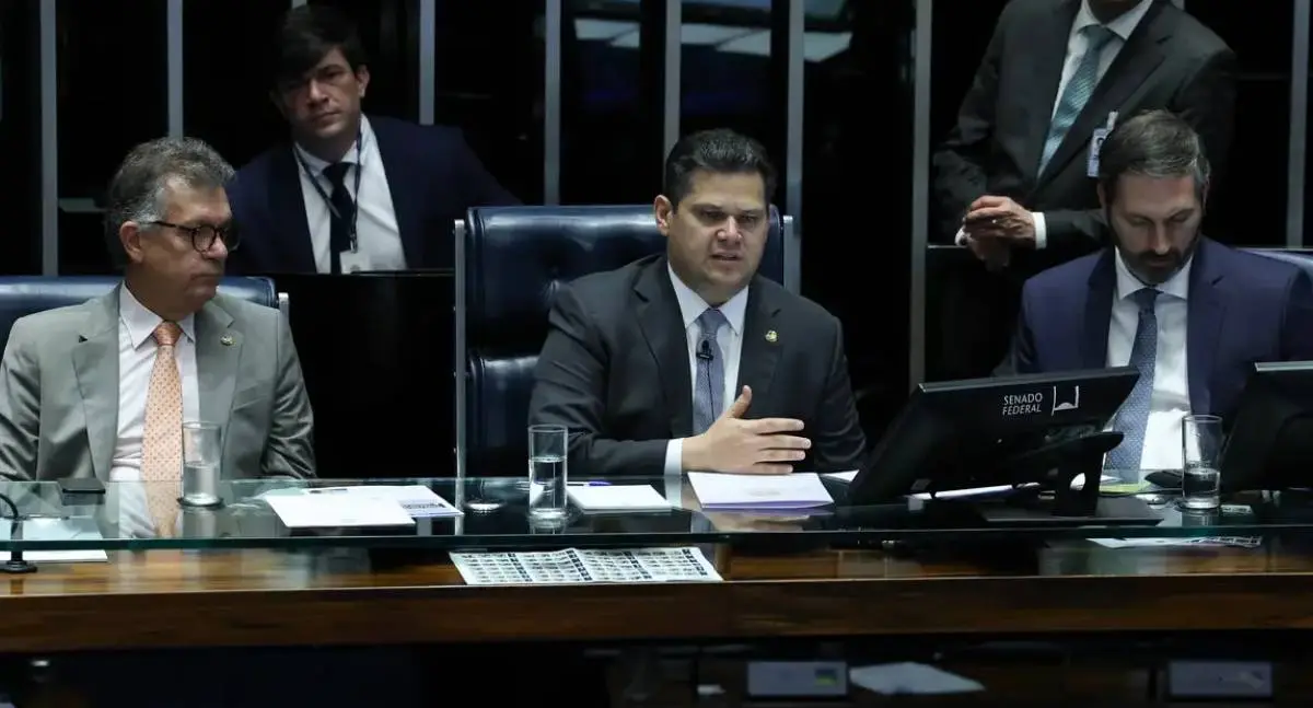 Reação a Gilmar Mendes leva Alcolumbre a falar em votar PEC