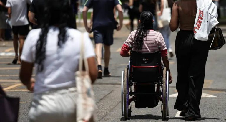 Reaplicação do Enem 2025 começa hoje em todo o país