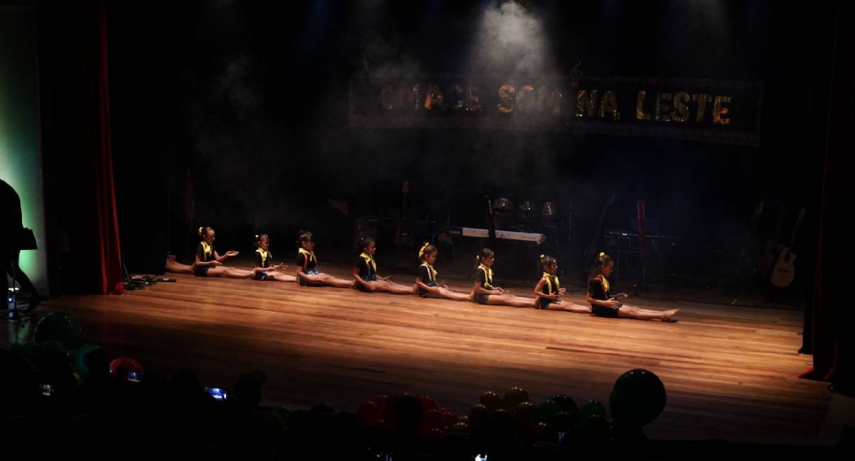 Recital do Som na Leste reúne famílias e emociona o público no Teatro Guaporé