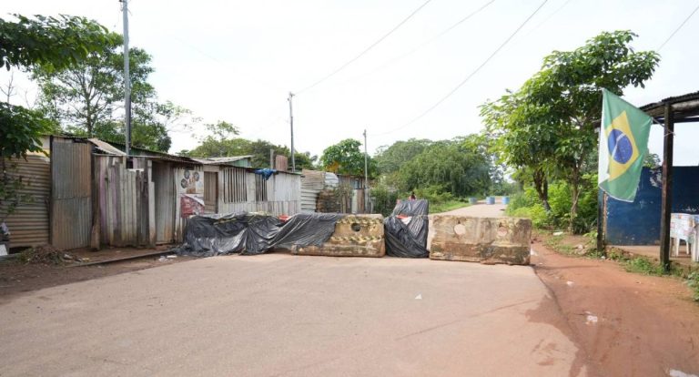 Risco no Canal Santa Bárbara: moradores ignoram interdição em área de desmoronamento