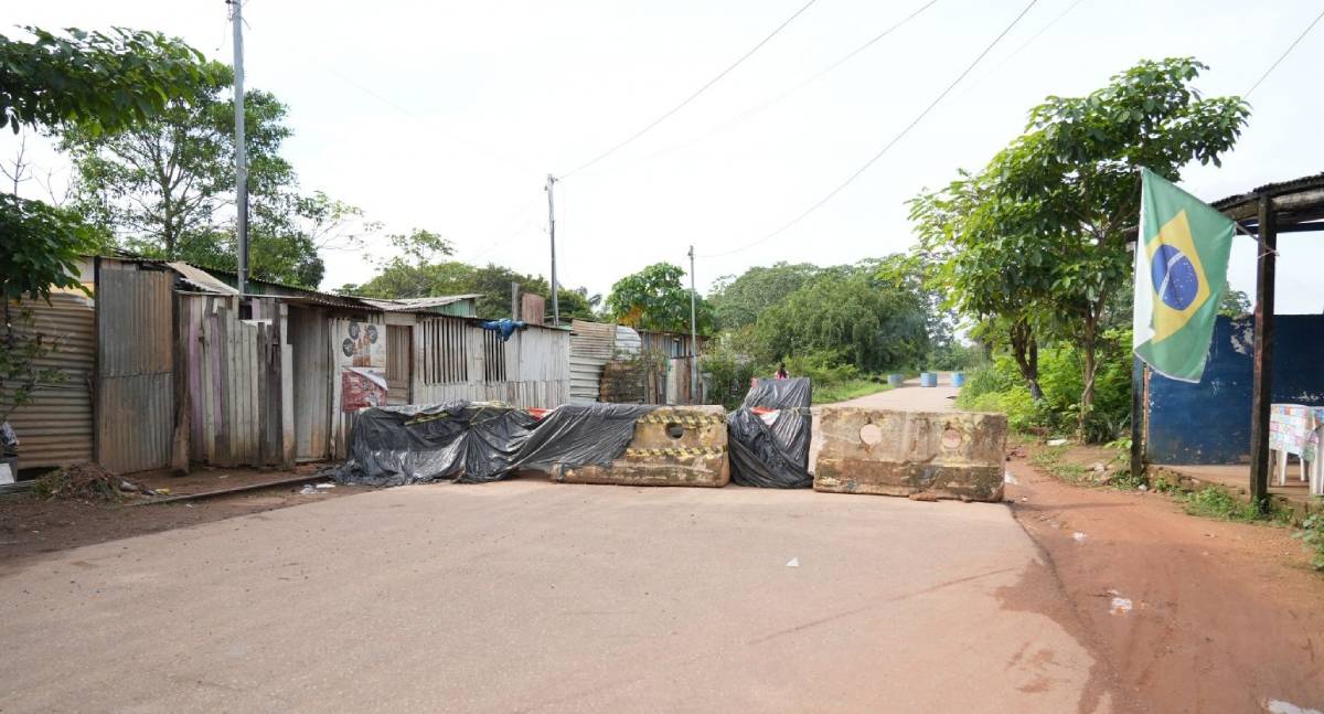 Risco no Canal Santa Bárbara: moradores ignoram interdição em área de desmoronamento