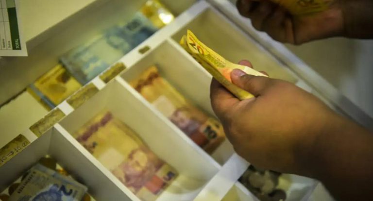 Segunda parcela do décimo terceiro deve ser paga até o dia 19