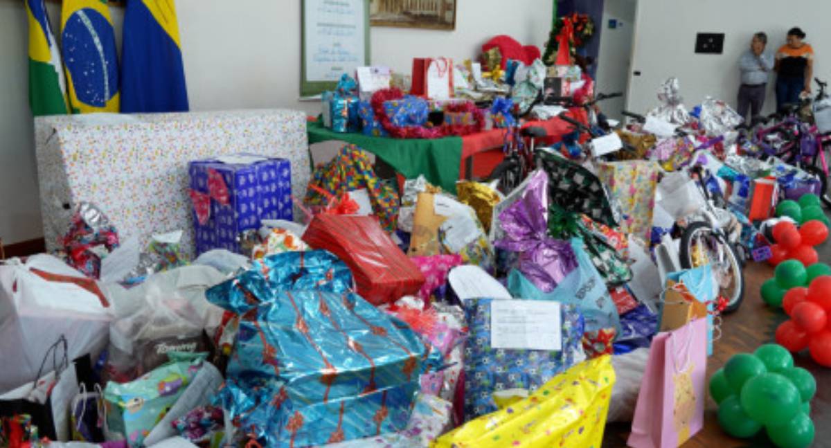 Servidores entregam centenas de presentes para o Papai Noel dos Correios