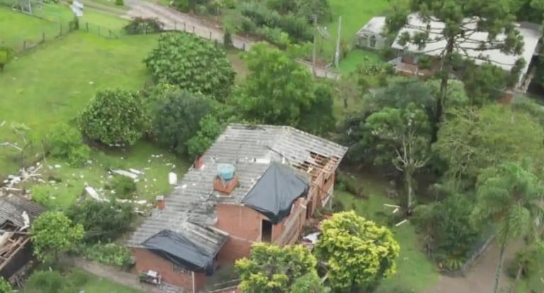 Tornado causa danos em escola e casas no Rio Grande do Sul