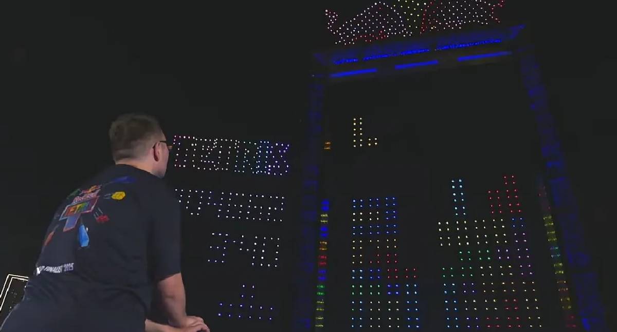 Torneio de Tetris transforma céu de Dubai em tela
