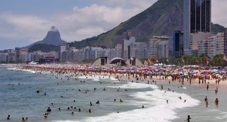 Ultraleve cai no mar de Copacabana no RJ