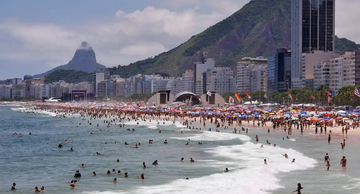 Ultraleve cai no mar de Copacabana no RJ