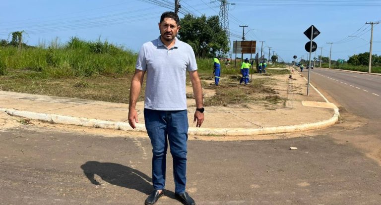 Vereador Márcio Pacele acompanha limpeza na Estrada dos Periquitos após pedido