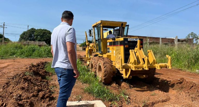 Vereador Márcio Pacele acompanha obra de terraplanagem no Parque Amazônia
